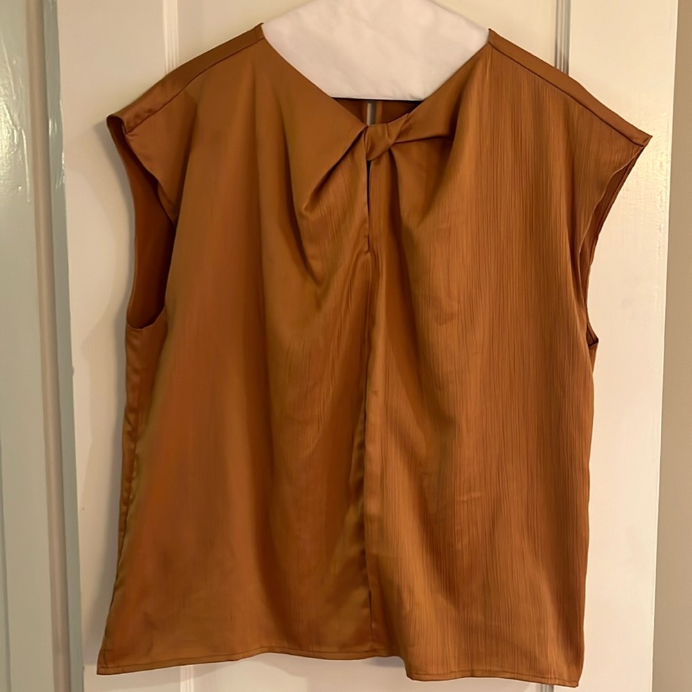 Beautiful golden tan Nine West knot key hole textured satin top XL